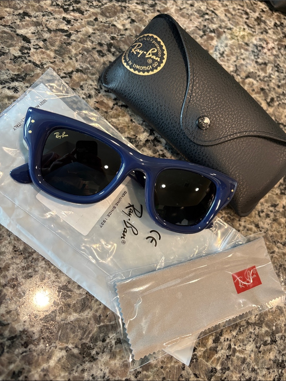 NWT Ray-Ban Women’s Navy Blue Wayfarer Puffer Sunglasses